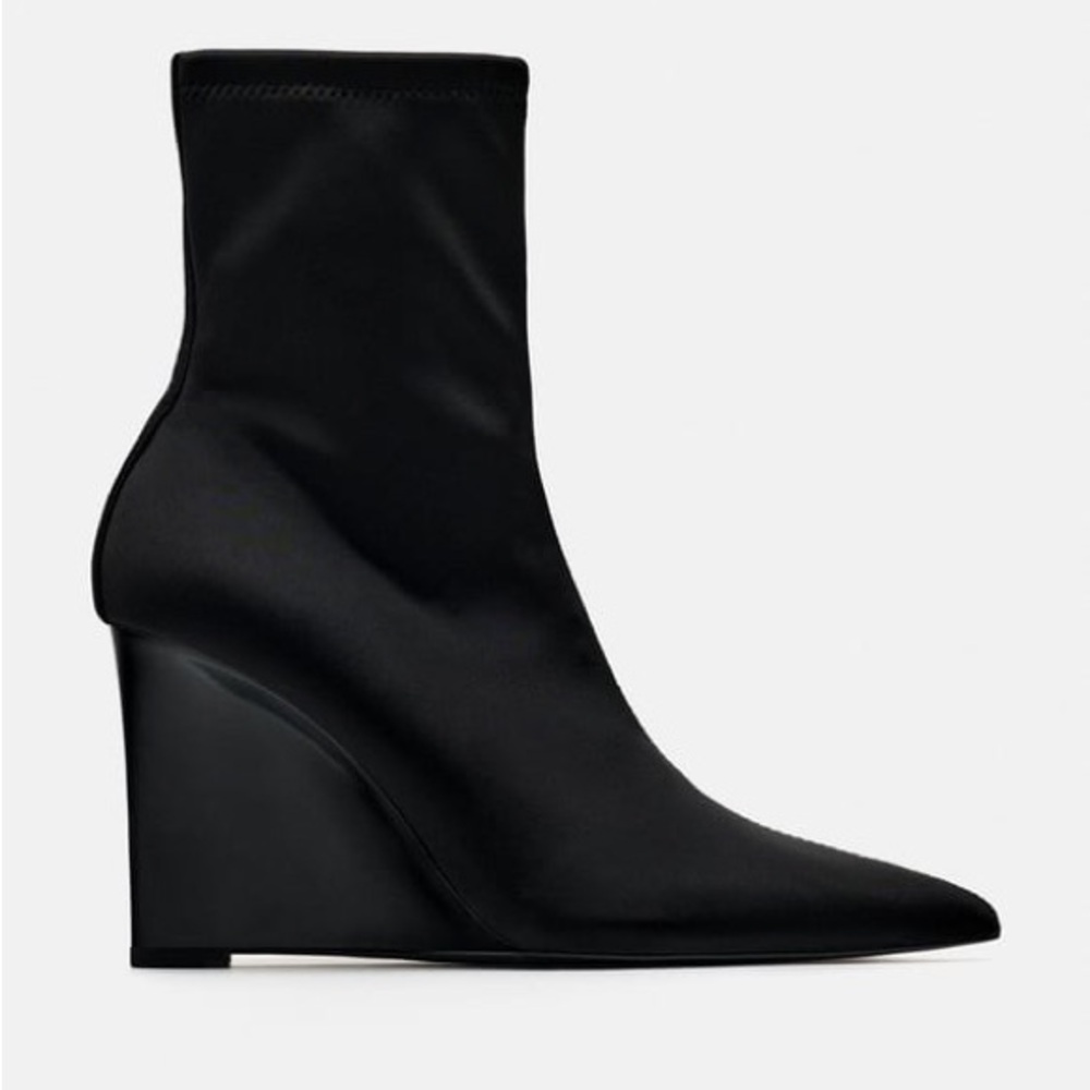 Zara Stretch Wedge Ankle Boots
NWT - Never Worn
Size 8 - 39